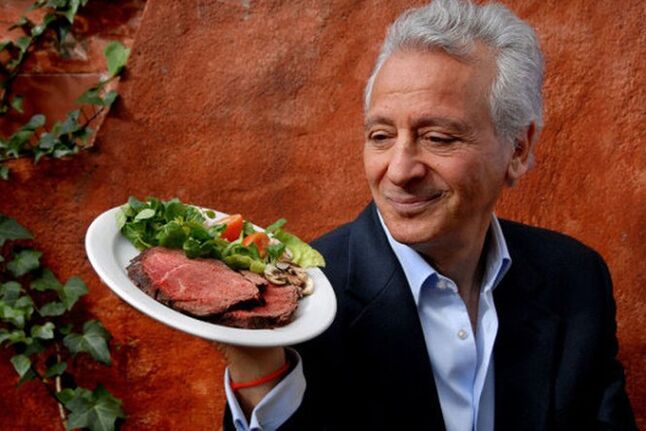 Pierre Ducan avec une assiette de viande et de légumes