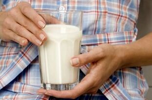 Une fille perd du poids avec du kéfir