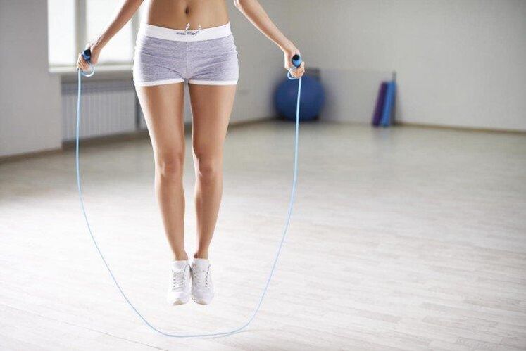 exercices avec la corde pour perdre du poids au niveau des hanches et de l'abdomen
