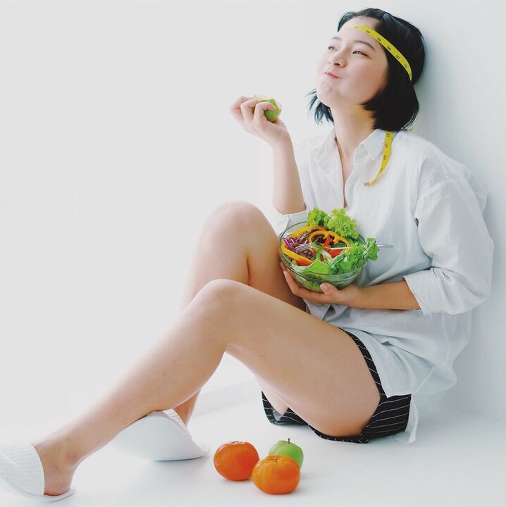 Assiette de salade de légumes frais régime japonais pour minceur
